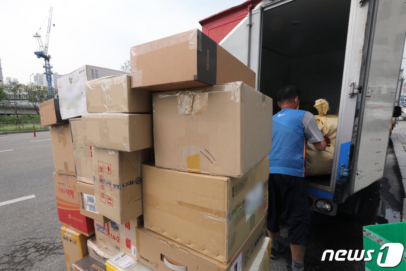 본문 이미지 - 가마솥더위가 이어진 29일 오후 서울 용산전자상가에서 택배노동자가 집하작업을 하고 있다. ./ 뉴스1 DB ⓒ News1 황기선 기자