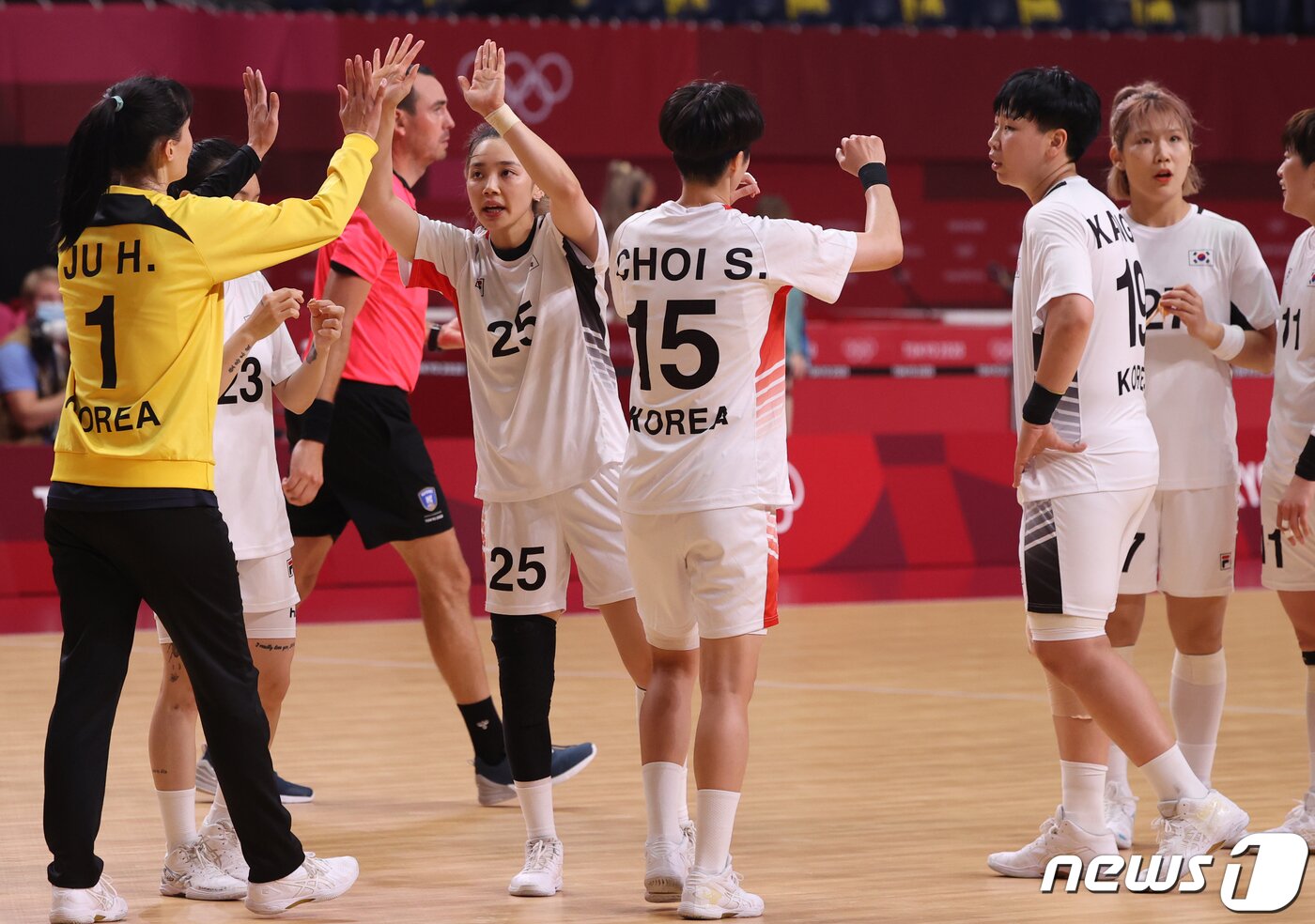 본문 이미지 - 29일 일본 도쿄 요요기 국립체육관에서 열린 여자 핸드볼 A조 조별예선 3차전 일본과의 경기에서 승리한 대한민국 선수들이 기뻐하고 있다. 2021.7.29/뉴스1 ⓒ News1 송원영 기자