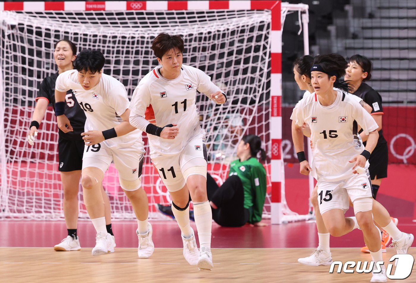 본문 이미지 - 2021년 7월29일 일본 도쿄 요요기 국립체육관에서 열린 여자 핸드볼 A조 조별예선 3차전 일본과의 경기에서 류은희가 슛을 성공하고 기뻐하고 있다. 이날 한일전에서 대한민국이 승리했다. 2021.7.29/뉴스1 ⓒ News1 송원영 기자