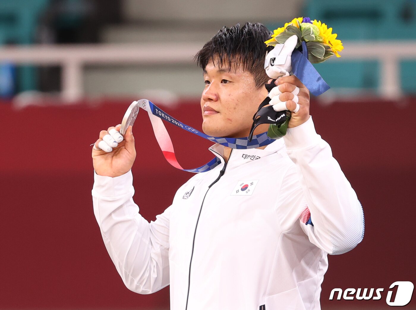 본문 이미지 - 유도 조구함이 29일 일본 도쿄 지오다구 일본 무도관에서 열린 유도 남자 100kg급 시상식에서 은메달을 목에 걸고 있다. 2021.7.29/뉴스1 ⓒ News1 송원영 기자