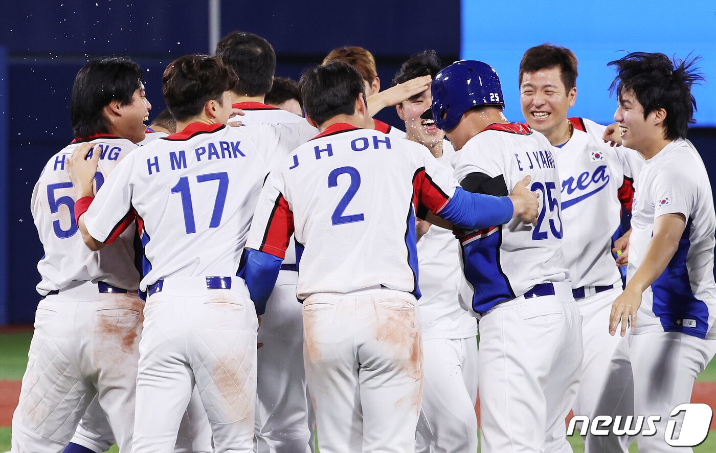 본문 이미지 - 야구 대표팀 선수들이29일 오후 일본 요코하마 스타디움에서 열린 '2020 도쿄올림픽' 대한민국과 이스라엘의 야구경기에서 승리를 거둔 후 기뻐하고 있다. 2021.7.29/뉴스1 ⓒ News1 이재명 기자