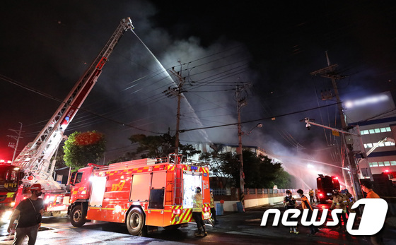 시화공단 화재 발생, 소방당국 진화 중