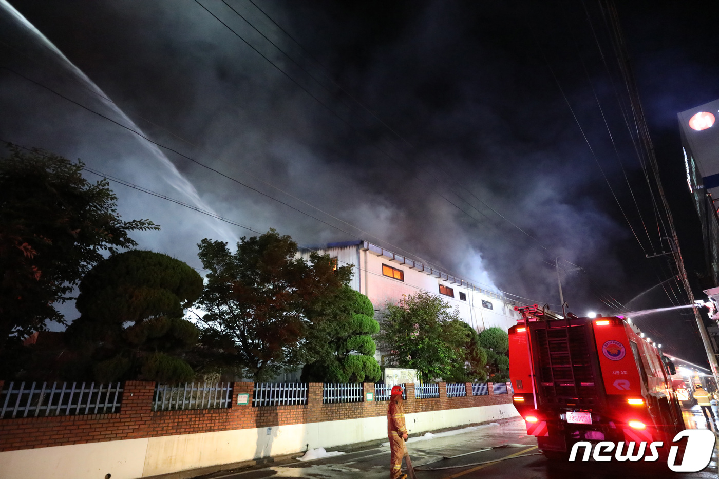 (시흥=뉴스1) 김영운 기자 = 2일 오후 경기도 시흥시 정왕동 시화공단 내 한 제조업체에서 화재가 발생해 소방당국이 화재진압을 하고 있다. 현재까지 인명피해는 없는 것으로 파악됐 …