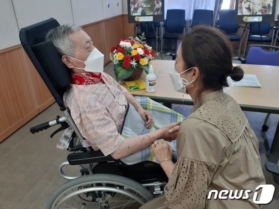 "아버지, 딸 왔어요"…백신 인센티브 첫 주말, 요양원 모처럼 가족 재회 - Vimarsana News