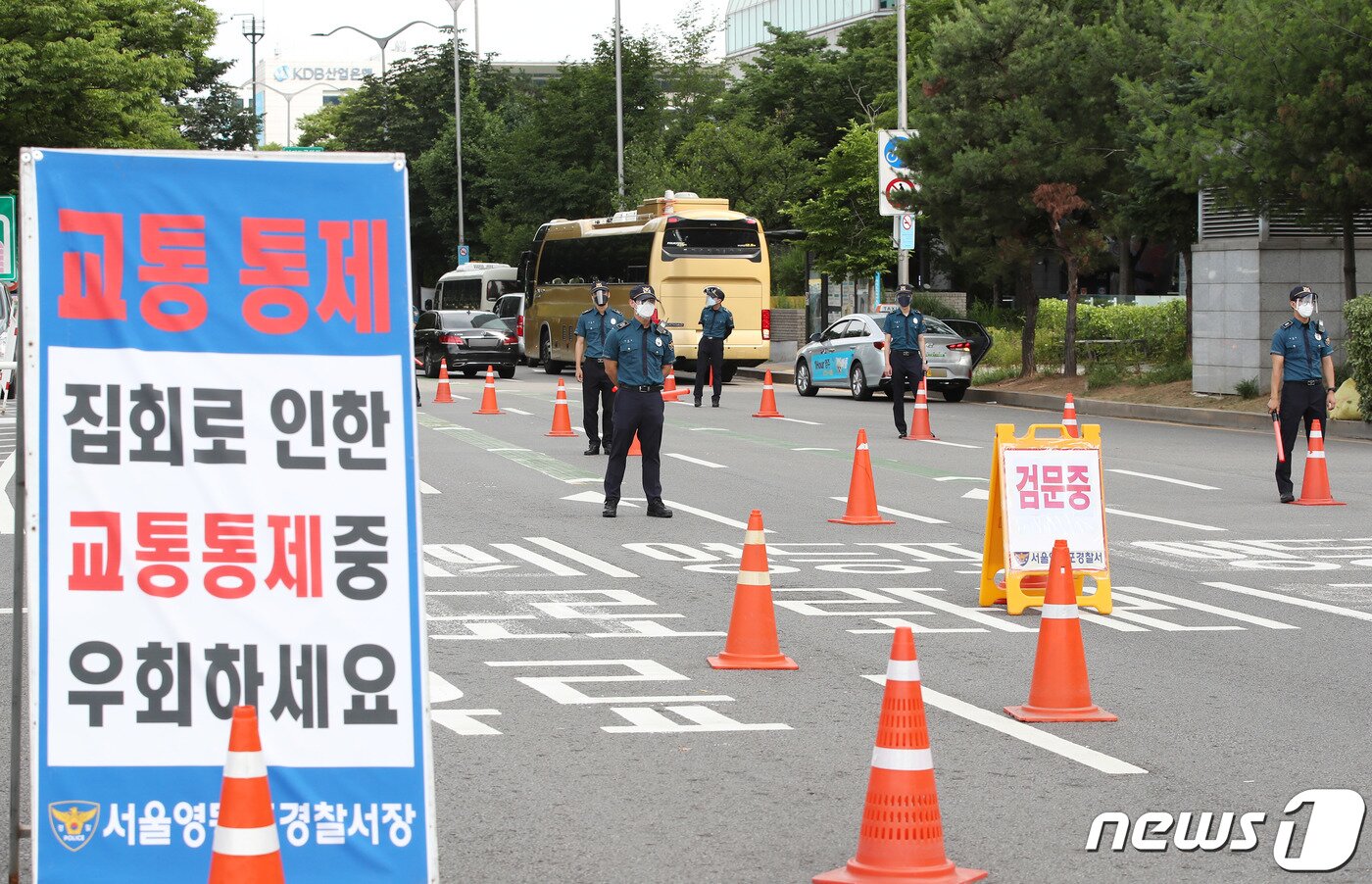 본문 이미지 - 민주노총의 전국노동자대회가 예정된 7월3일 오전 서울 여의도 사거리에서 설치된 임시 검문소. 2021.7.3/뉴스1 ⓒ News1 박정호 기자