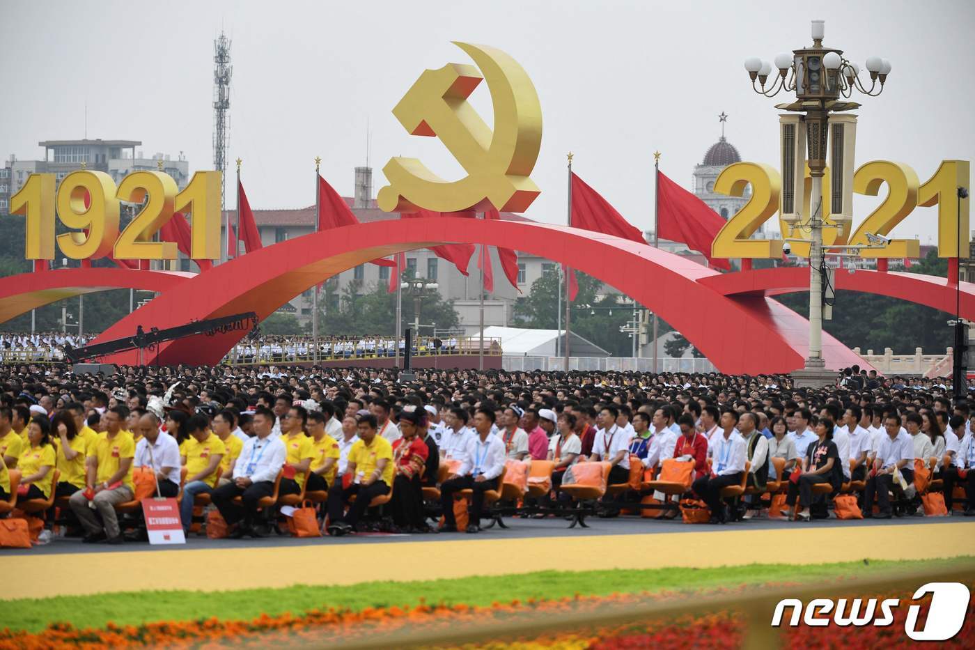 본문 이미지 - 1일 중국 베이징 천안문 광장에서 중국 공산당 창건 100주년 기념행사가 진행되고 있다.. (Photo by WANG Zhao / AFP) ⓒ AFP=뉴스1