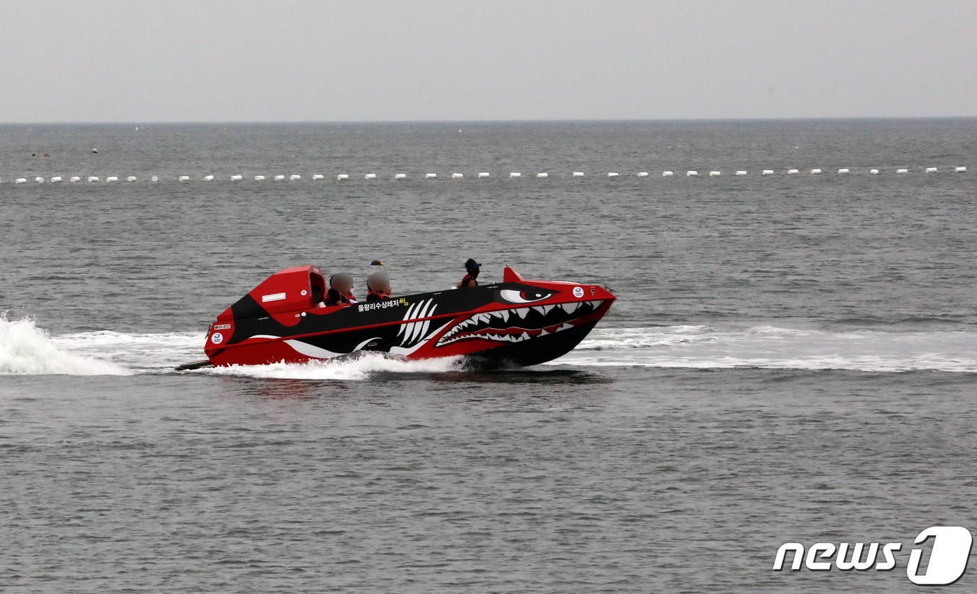 (인천=뉴스1) 정진욱 기자 = 7월 해수욕장 개장 후 첫 주말을 맞이한 3일 오전 인천시 중구 을왕리해수욕장에서 시민들이 보트를 타고 있다. 인천지역은 이날 오후부터 최대 150 …