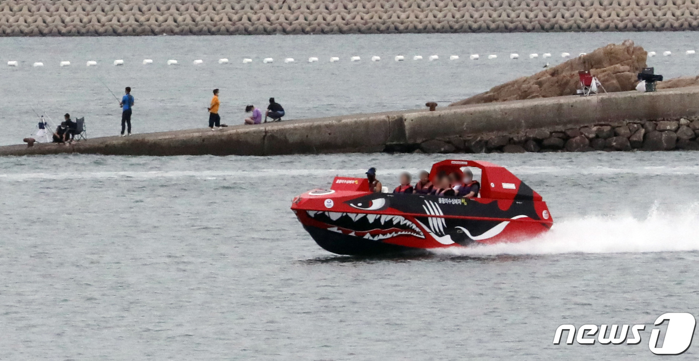 (인천=뉴스1) 정진욱 기자 = 7월 해수욕장 개장 후 첫 주말을 맞이한 3일 오전 인천시 중구 을왕리해수욕장에서 시민들이 보트를 타고 있다. 인천지역은 이날 오후부터 최대 150 …