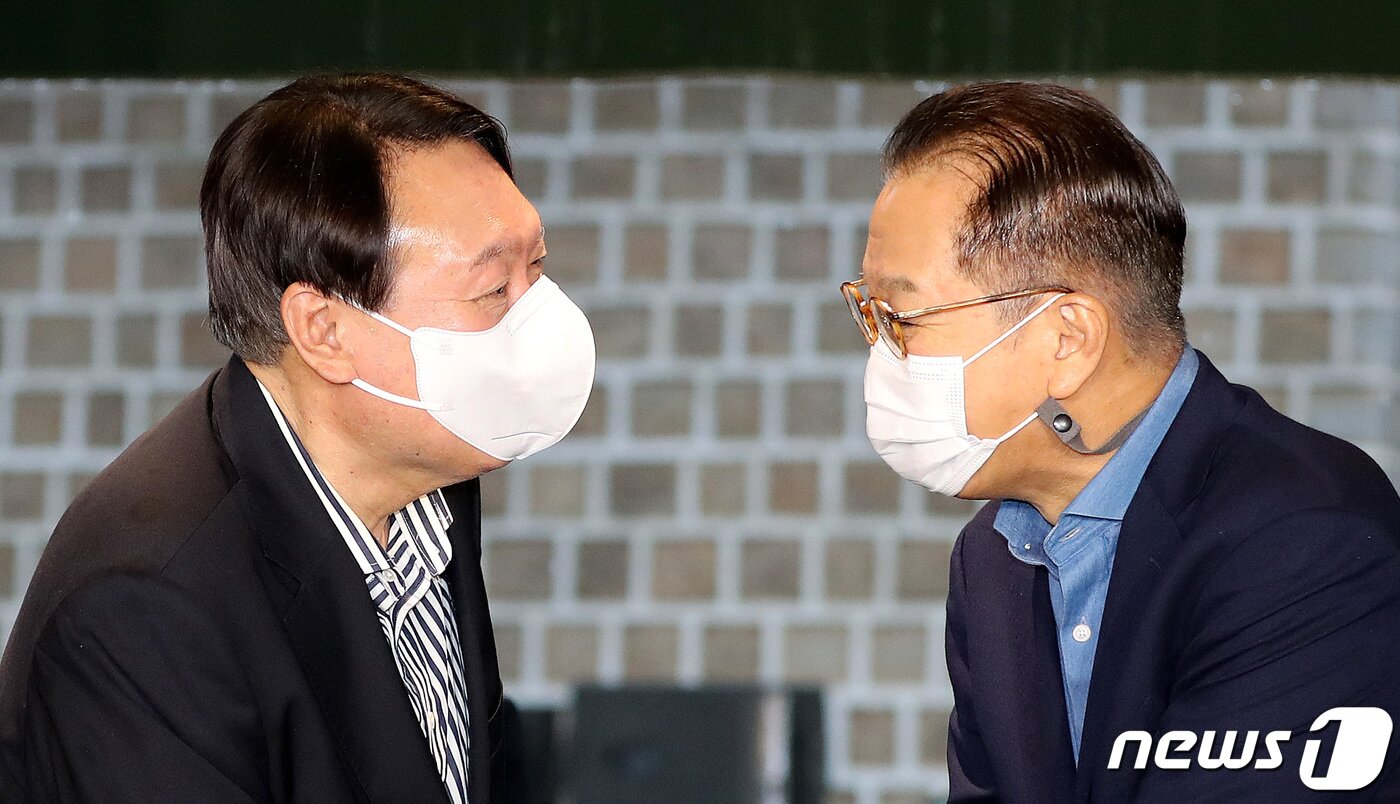 본문 이미지 - 윤석열 전 검찰총장과 권영세 국민의힘 대외협력위원장이 3일 오후 서울 시내 한 식당에서 만나 인사를 나누고 있다. 권 위원장은 장외 대권주자를 영입하는 업무를 맡고 있어 '입당 담판'이 예고된다.  박지혜 기자