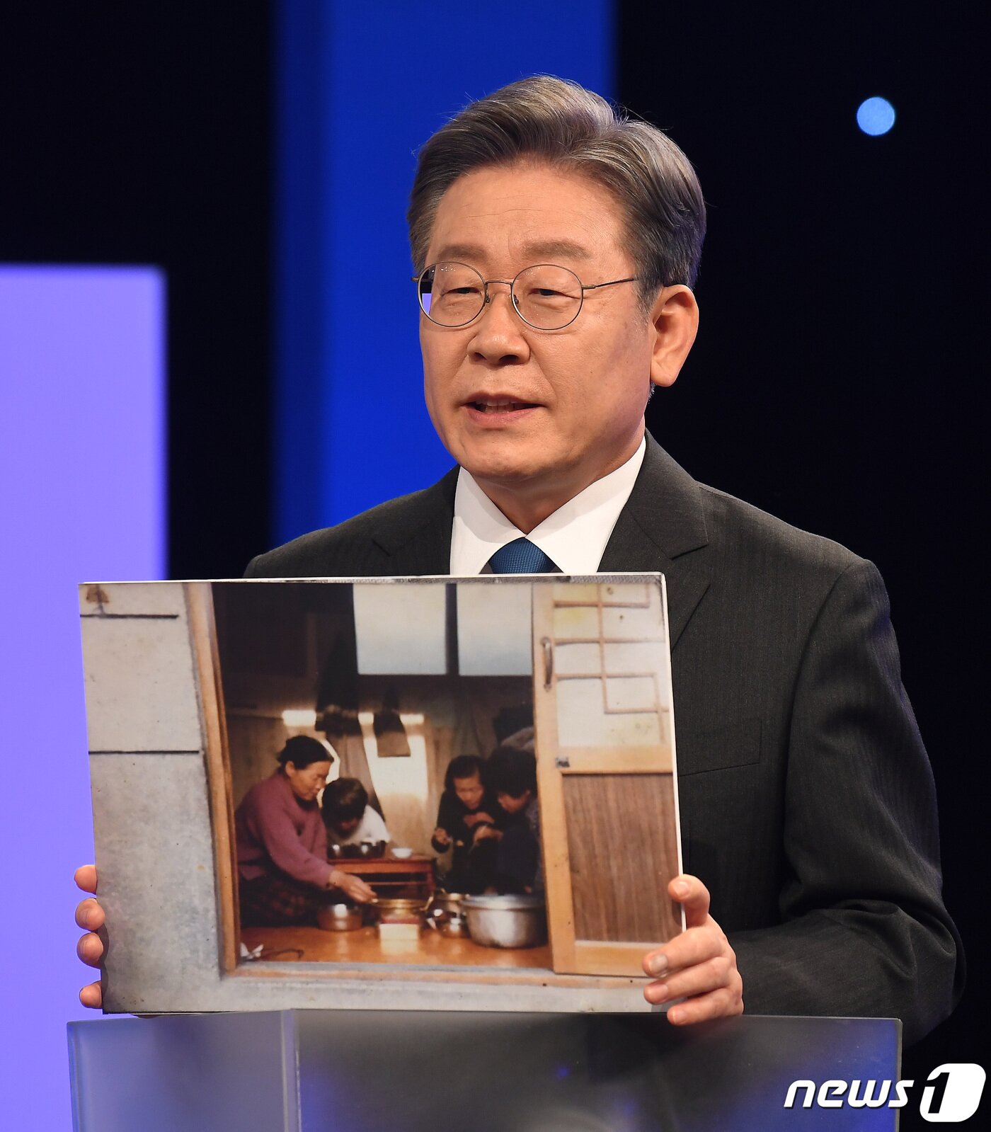 본문 이미지 - 이재명 더불어민주당 대선 경선 예비후보가 3일 오후 서울 여의도 KBS에서 열린 첫 합동 토론회에서 '내 인생의 한 장면' 사진을 공개하고 있다.  국회사진취재단