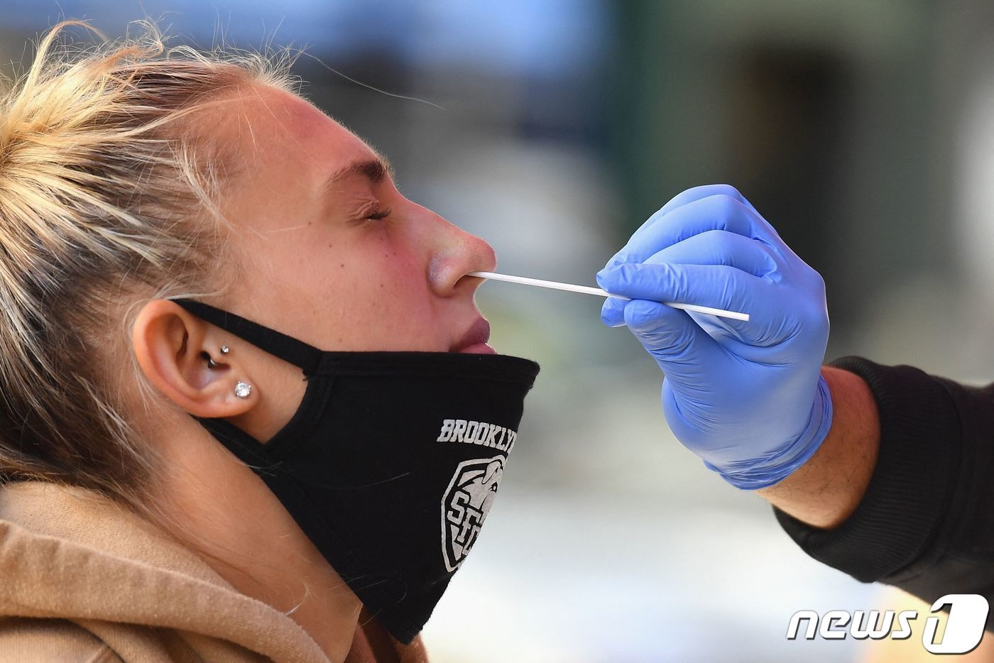 본문 이미지 - 코로나 검진 중인 미국 시민. ⓒ AFP=뉴스1