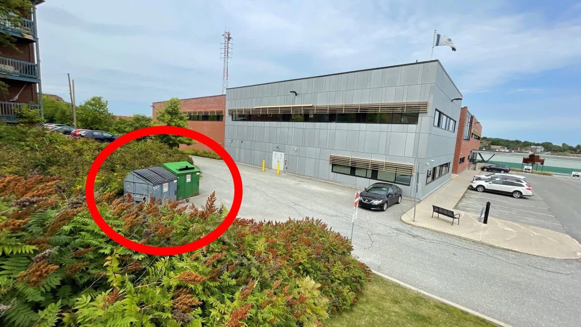 본문 이미지 - 마네킹인 줄 착각해 여성 시신을 쓰레기통에 버린 캐나다 경찰서와 소방서. (캐나다라디오 갈무리) ⓒ 뉴스1