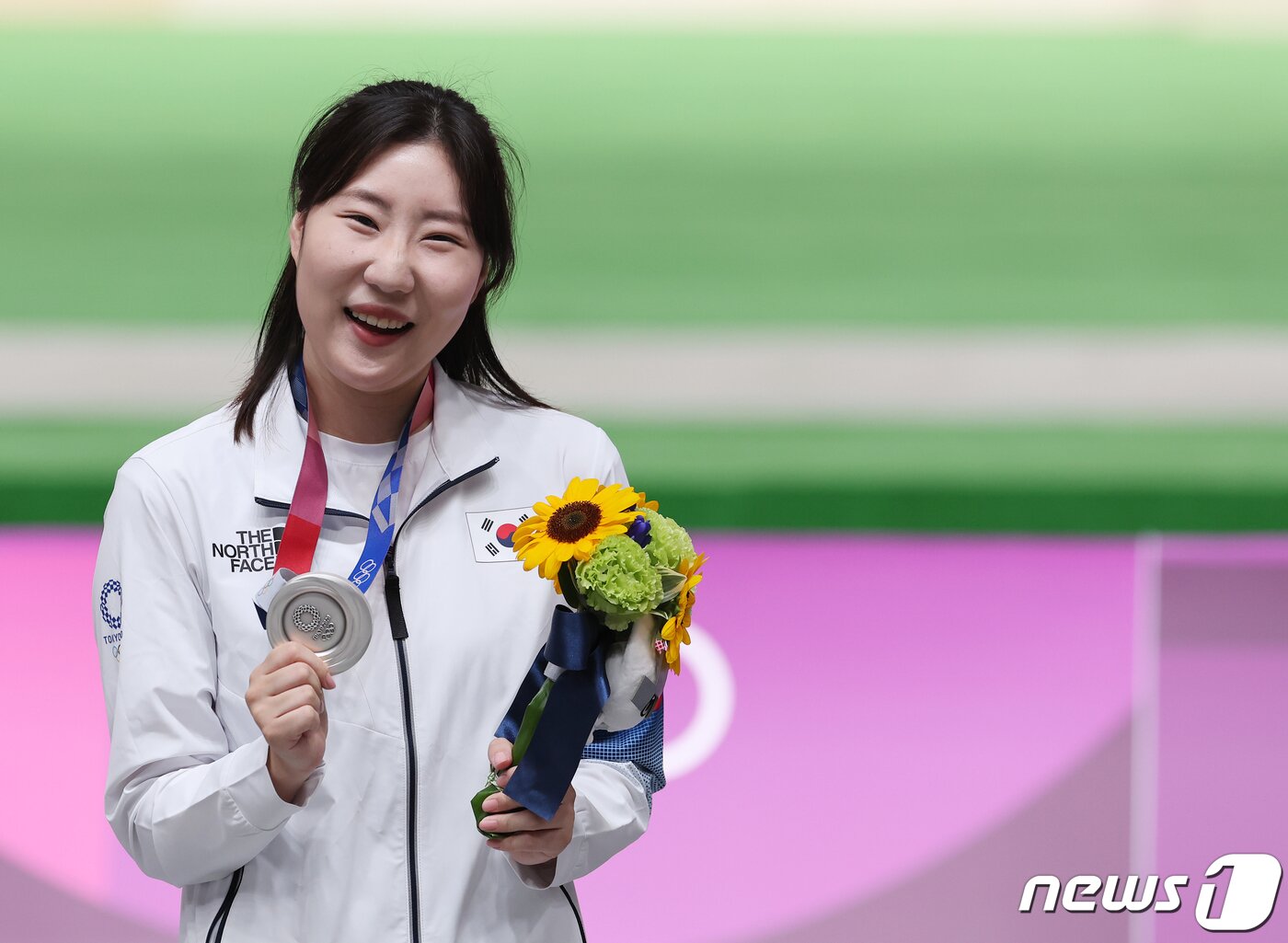 본문 이미지 - 김민정이 7월30일 오후 도쿄 아사카 사격장에서 열린 &#39;2020 도쿄올림픽&#39; 여자 권총 사격 25m 시상식에서 은메달을 들고 기뻐하고 있다. 2021.7.30/뉴스1 ⓒ News1 이재명 기자