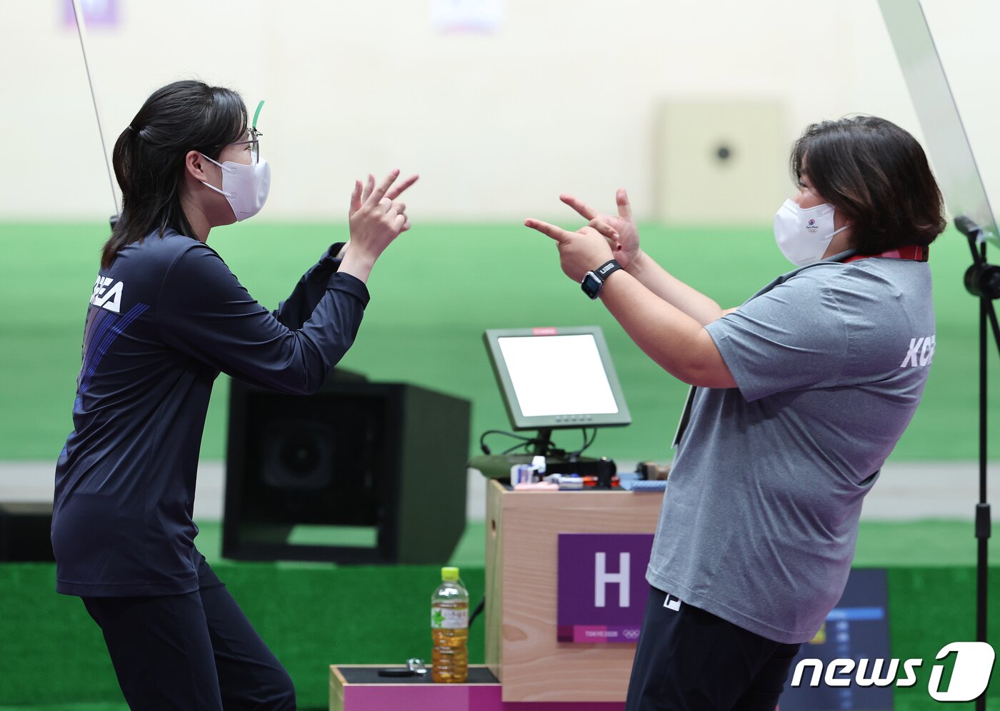 본문 이미지 - 김민정이 7월30일 오후 도쿄 아사카 사격장에서 열린 &#39;2020 도쿄올림픽&#39; 여자 권총 사격 25m 결선 경기에서 은메달을 확정지은 후 기뻐하고 있다. 2021.7.30/뉴스1 ⓒ News1 이재명 기자