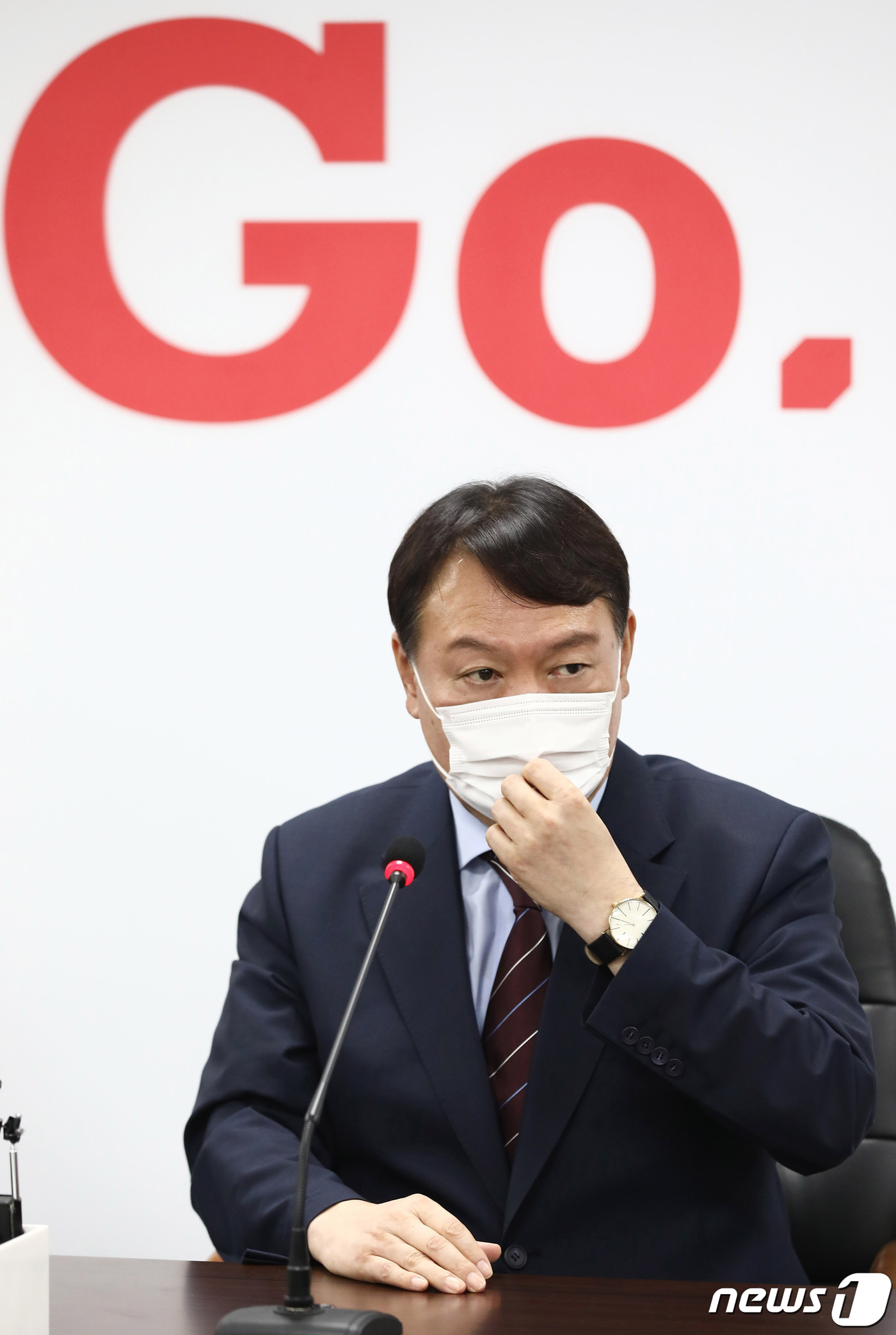 (서울=뉴스1) 구윤성 기자 = 야권 대선주자인 윤석열 전 검찰총장이 30일 오후 서울 여의도 국민의힘 중앙당사에서 입당원서를 제출한 뒤 취재진과 질의응답을 하고 있다. 윤 전 총 …