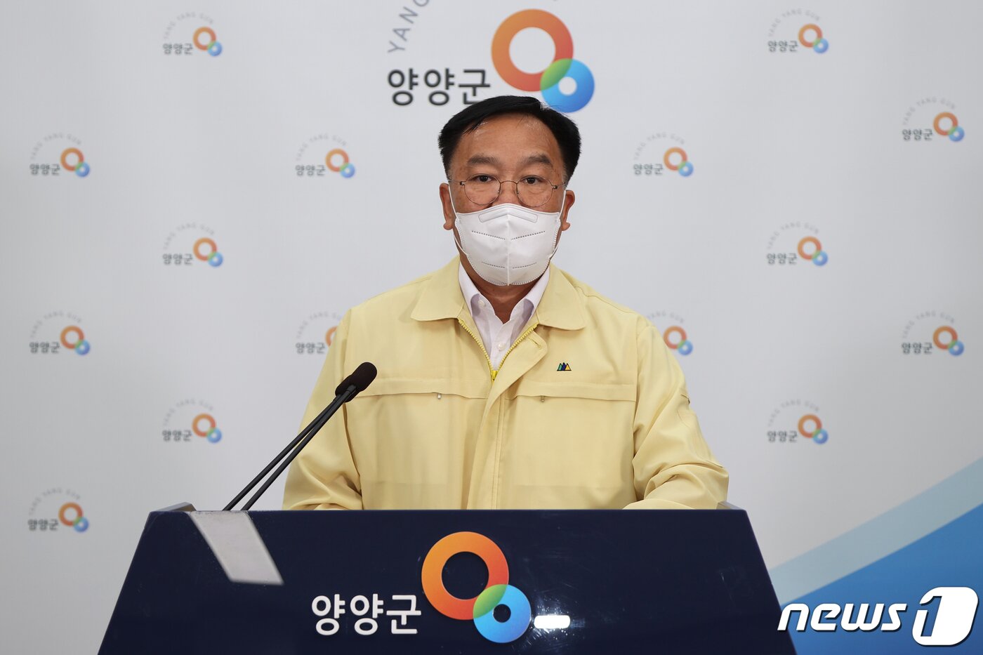 본문 이미지 - 김진하 양양군수가 30일 오후 군청 브리핑룸에서 진행된 코로나19 관련 브리핑에서 지역 내 거리두기 3단계 하향 조정안을 발표하고 있다.(양양군 제공)2021.7.30/뉴스1