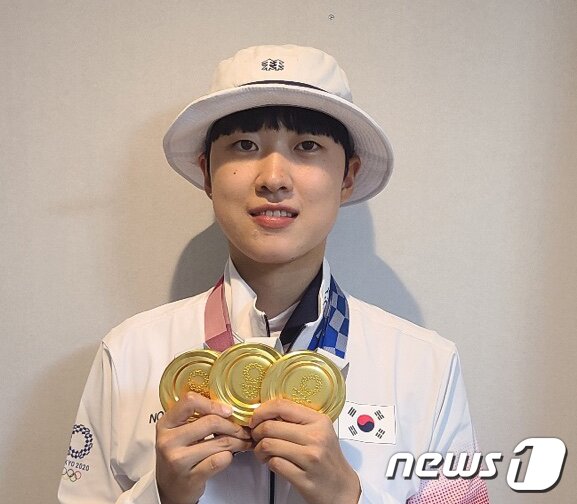 본문 이미지 - 양궁 안산이 30일 일본 도쿄 유메노시마 공원 양궁장에서 열린 '2020 도쿄올림픽'에서 딴 금메달 3개를 목에 걸고 있다.(대한양궁협회 제공) 2021.7.30/뉴스1
