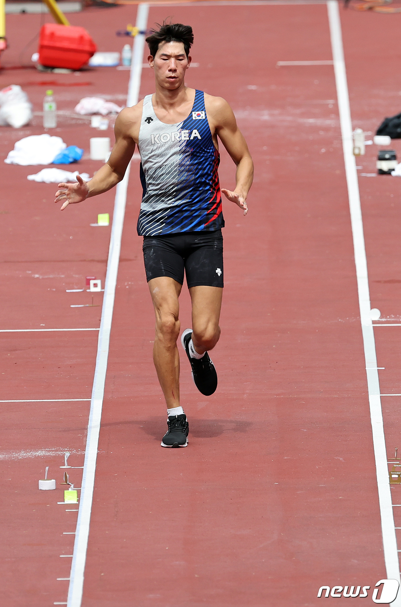 (도쿄=뉴스1) 이재명 기자 = 육상 진민섭이 31일 오전 일본 신주쿠 올림픽스타디움에서 열린 '2021 도쿄올림픽' 남자 장대높이뛰기 예선 경기를 앞두고 몸을 풀고 있다. 202 …