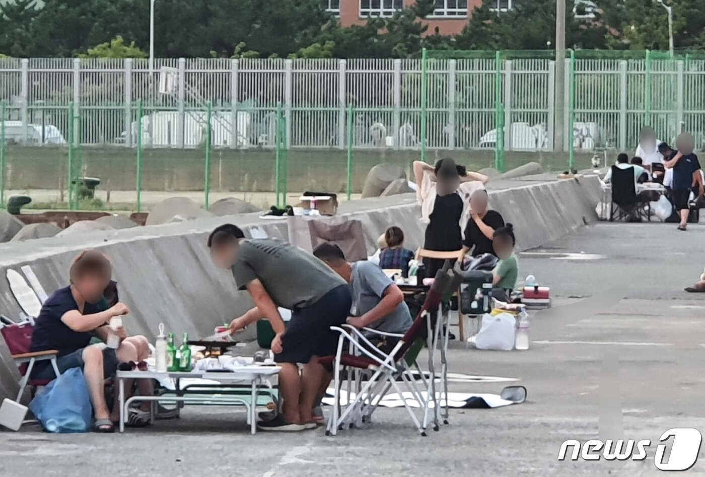 본문 이미지 - 31일 오후 사하구 두송방파제에 음주 및 취사를 하는 야영객들이 몰려 있다.2021.7.31/ⓒ 뉴스1 노경민 기자