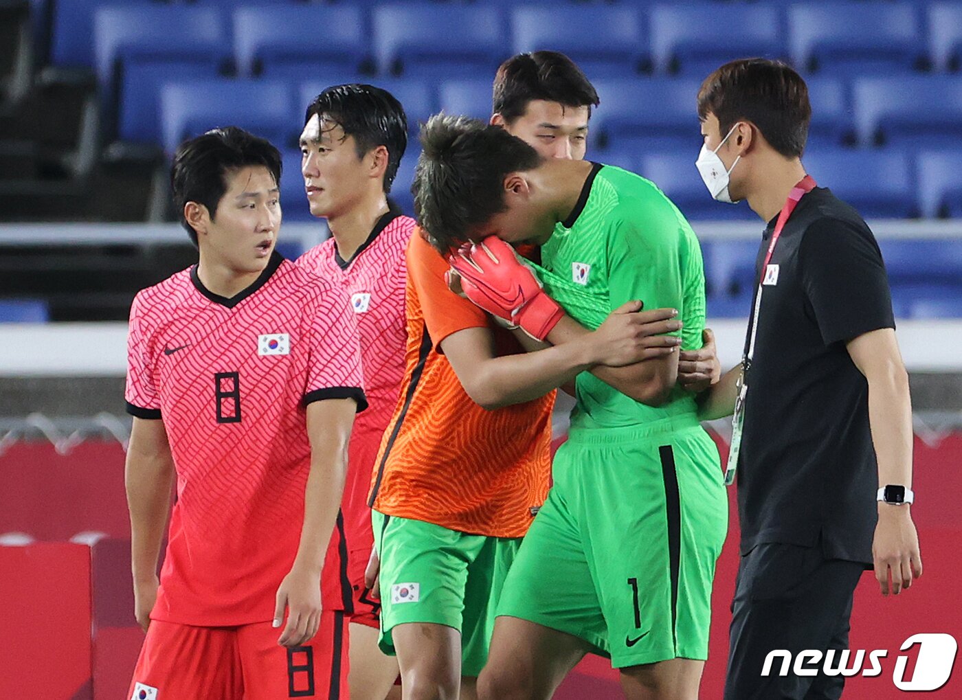 본문 이미지 - 대한민국 골키퍼 송범근이 31일 오후 일본 요코하마 국제경기장에서 열린 '2020 도쿄올림픽' 대한민국과 멕시코의 8강 축구경기에서 6대3으로 패배한 후 눈물을 흘리고 있다. ⓒ News1 이재명 기자