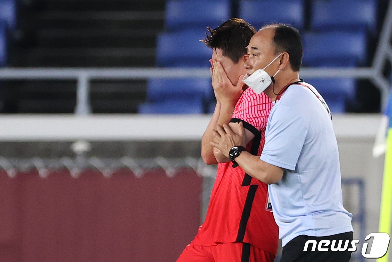 본문 이미지 - 김학범 대한민국 올림픽 축구대표팀 감독이 31일 오후 일본 요코하마 국제경기장에서 열린 '2020 도쿄올림픽' 대한민국과 멕시코의 8강 축구경기에서 6대3으로 패배한 후 눈물을 흘리는 이동경을 위로하고 있다. ⓒ News1 이재명 기자