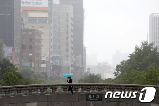 [내일날씨] 남부 장맛비 최대 200㎜ 이상…낮 최고 31도 무더위 - Vimarsana News