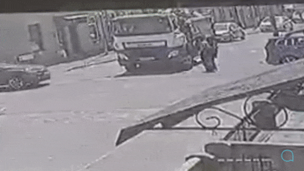 본문 이미지 - 트럭 앞부분을 찍은 CCTV 영상에서, 이 여성은 트럭에 치인 것이 아닌 그대로 밀리고 있었다. (요크셔라이브 갈무리) ⓒ 뉴스1