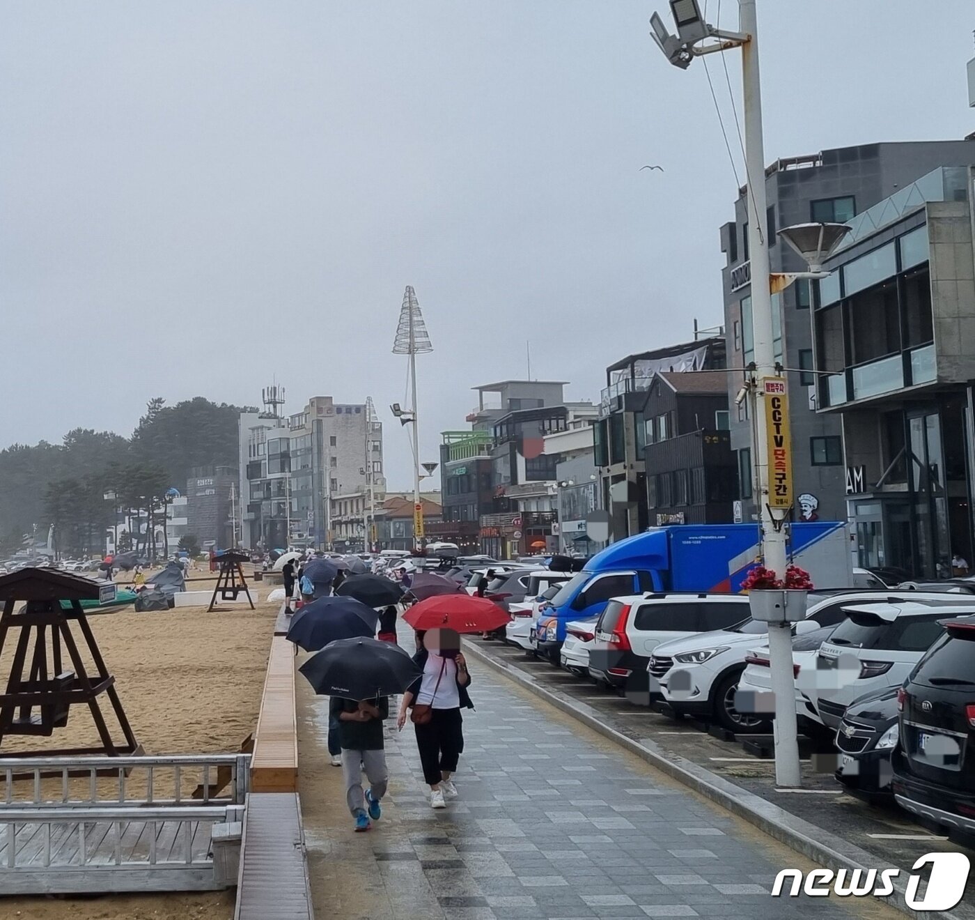 본문 이미지 - 새로운 사회적거리두기가 적용된 첫 주말인 지난 4일 장맛비에도 강원 강릉 안목커피해변에 행락객들이 나와있다.ⓒ 뉴스1 윤왕근 기자