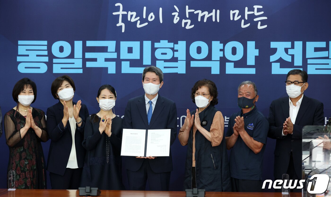 본문 이미지 - 문재인 정부 때 이인영 통일부 장관이 &#39;국민이 함께 만든 통일국민협약안 전달식&#39;에 참석한 모습 2021.7.5/뉴스1 ⓒ News1 조태형 기자