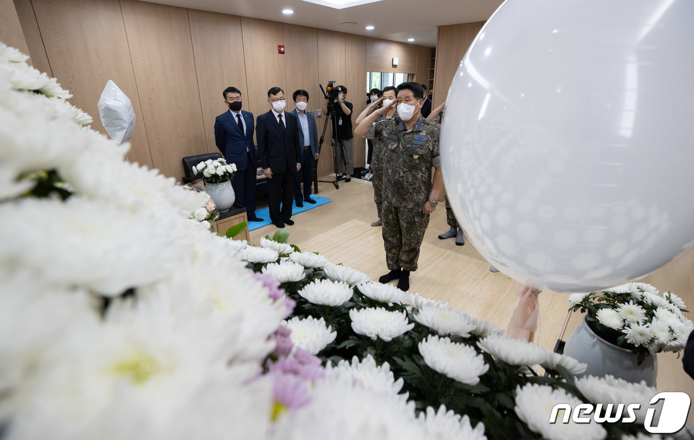 (서울=뉴스1) 이재명 기자 = 박인호 공군참모총장이 5일 오후 경기도 성남시 국군수도병원 장례식장에 마련된 성추행 피해 신고 후 극단적 선택을 한 공군 제20전투비행단 이모 중사 …