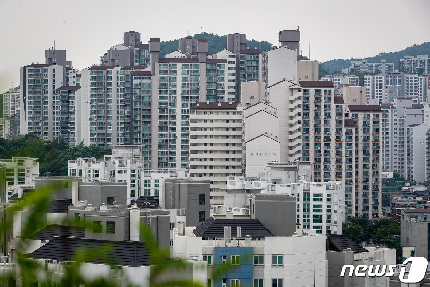 본문 이미지 - 5일 서울시내 아파트 단지 모습. 5일 한국부동산원에 따르면 올해 상반기 주간 통계 기준 서울 아파트값은 2.3% 올랐다. 이중 서울 '노·도·강'(노원·도봉·강북구)을 제외한 모든 지역의 전용 59㎡(소형) 아파트값이 10억원을 돌파했다. 가파른 상승세에 한강변 강북 지역을 중심으로 대출금지선인 15억원 이상 거래도 속속 나타났다.  유승관 기자