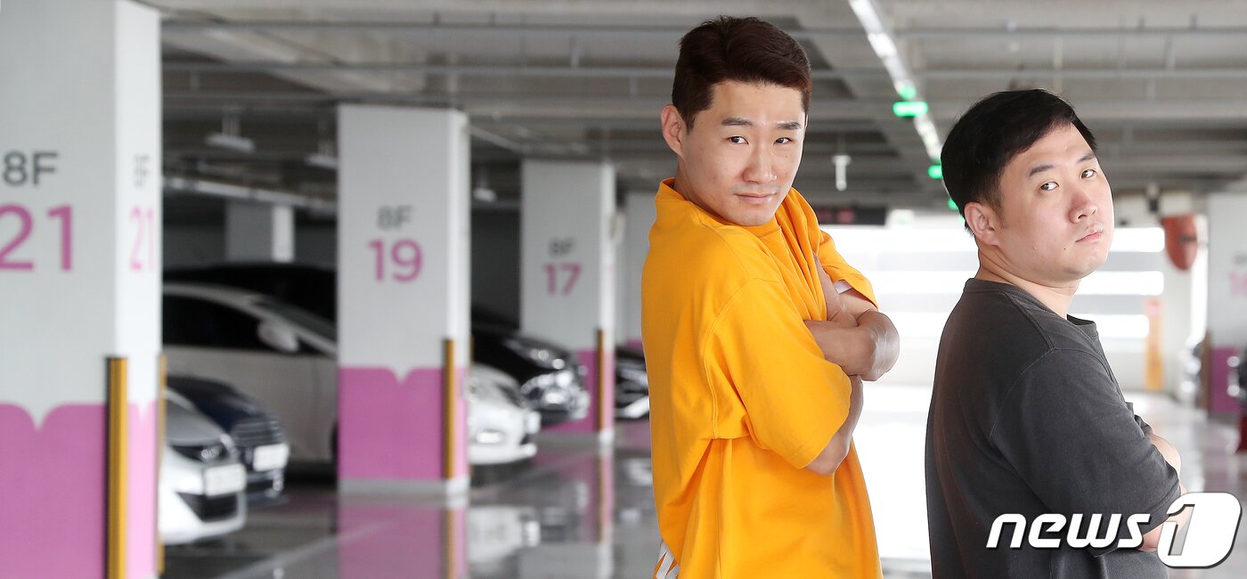 본문 이미지 - 개그맨 신규진, 최우선이 5일 뉴스1과의 인터뷰에 앞서 포즈를 취하고 있다. 2021.7.5/뉴스1 ⓒ News1 민경석 기자