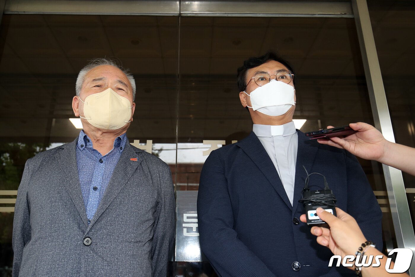 본문 이미지 - '5·18 헬기사격'을 증언한 고(故) 조비오 신부에 대한 사자명예훼손 혐의로 징역 8개월 집행유예 2년을 선고 받은 전두환씨에 대한 항소심 재판이 열린 5일 오후 광주지방법원에서 조 신부의 조카 조영대 신부가 재판에 참석하기 앞서 기자들의 질문에 답하고 있다.2021.7.5/뉴스1 ⓒ News1 황희규 기자