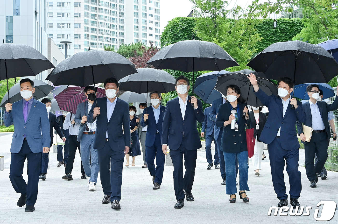 (대구=뉴스1) 공정식 기자 = 황희 문화체육관광부 장관(앞줄 가운데)이 5일 오후 권영진 대구시장(오른쪽)의 안내를 받으며 대구 북구 삼성창조캠퍼스 인근 경제신화 도보길을 걷고 …