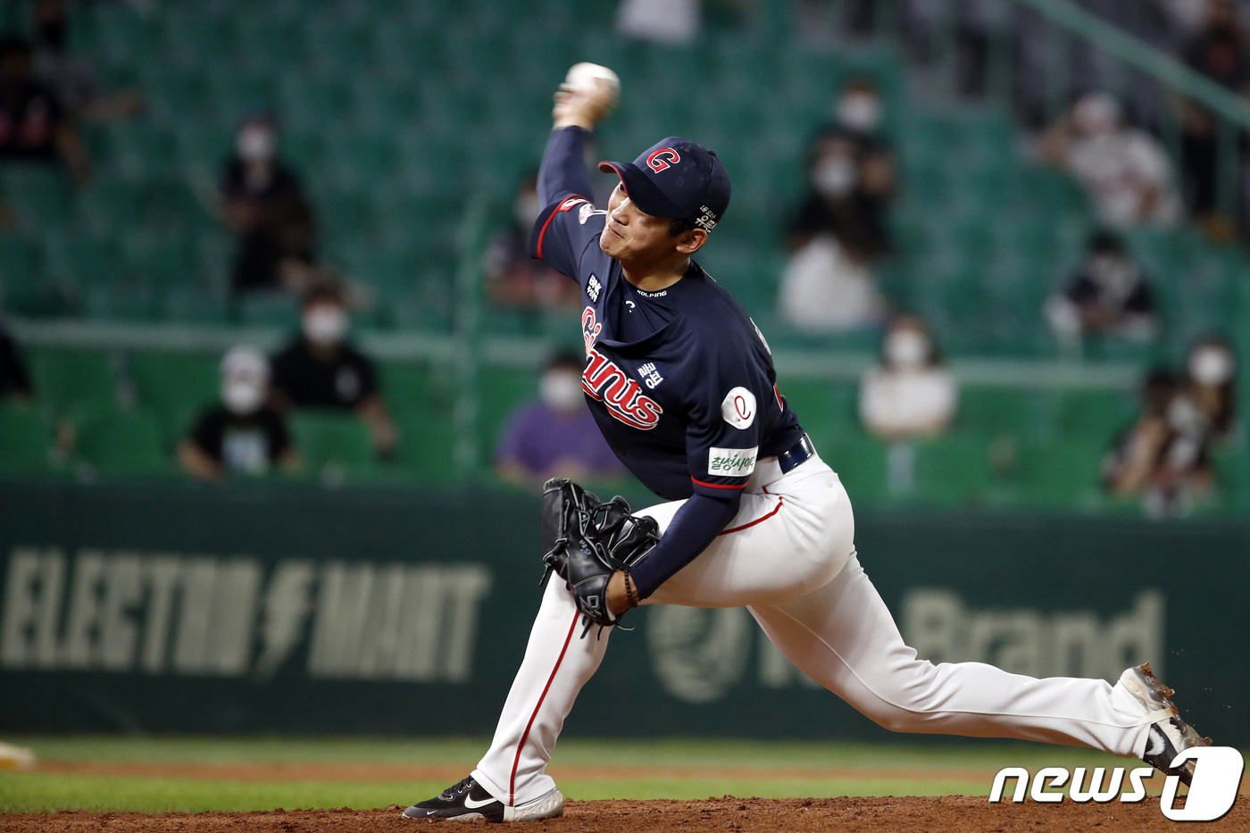 (인천=뉴스1) 이승배 기자 = 5일 오후 인천 미추홀구 SSG 랜더스필드에서 열린 프로야구 '2021 신한은행 SOL KBO리그' 롯데자이언츠와 SSG랜더스의 경기에서 6회말 S …