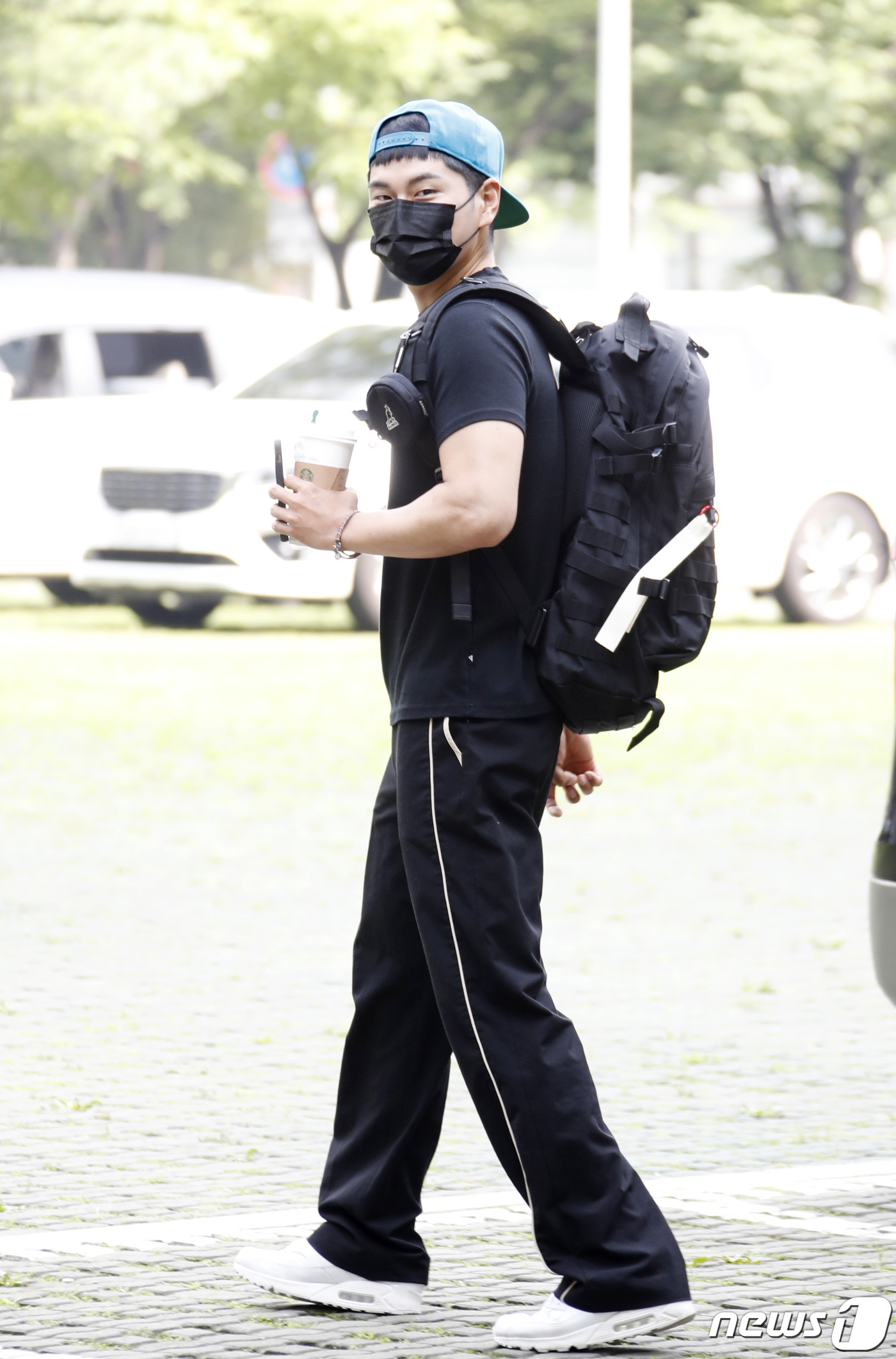 (서울=뉴스1) 권현진 기자 = 배우 이이경이 6일 오전 서울 양천구 목동SBS에서 방송된 라디오 '김영철의 파워FM'(철파엠)을 마치고 퇴근을 하며 인사를 하고 있다. 2021. …