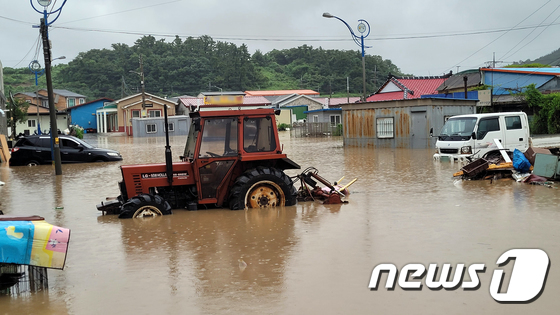6일 오전 전남 진도군 진도읍 고작마을 일대가 불어난 물에 잠겨 있다. 이날 오전 10시 기준 진도군의 누적 강수량은 217㎜을 기록 중이다.(독자제공) 2021.7.6/뉴스1