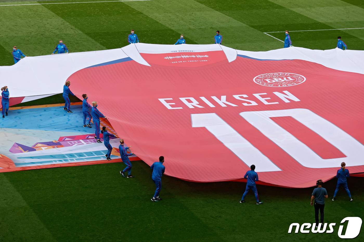본문 이미지 - 크리스티안 에릭센 유니폼을 형상화한 덴마크의 통천 ⓒ AFP=뉴스1