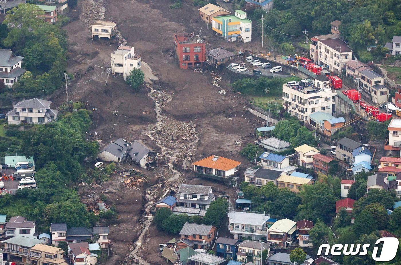 본문 이미지 - 5일(현지시간) 일본 시즈오카현 아타미에서 기록적인 폭우가 쏟아져 발생한 산사태로 토사가 덮친 주택가의 모습이 보인다. ⓒ AFP=뉴스1 