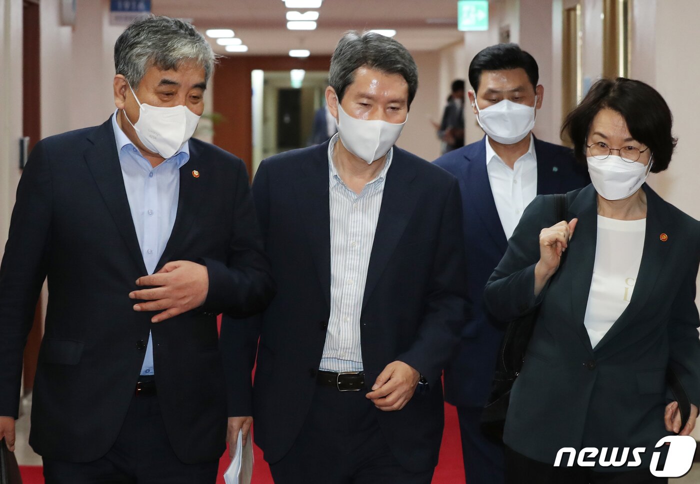 본문 이미지 - 한상혁 방송통신위원장(왼쪽부터), 이인영 통일부 장관, 임혜숙 과학기술정보통신부 장관이 지난 6일 오전 서울 종로구 정부서울청사에서 열린 국무회의에 참석하고 있다. 2021.7.6/뉴스1 ⓒ News1 송원영 기자
