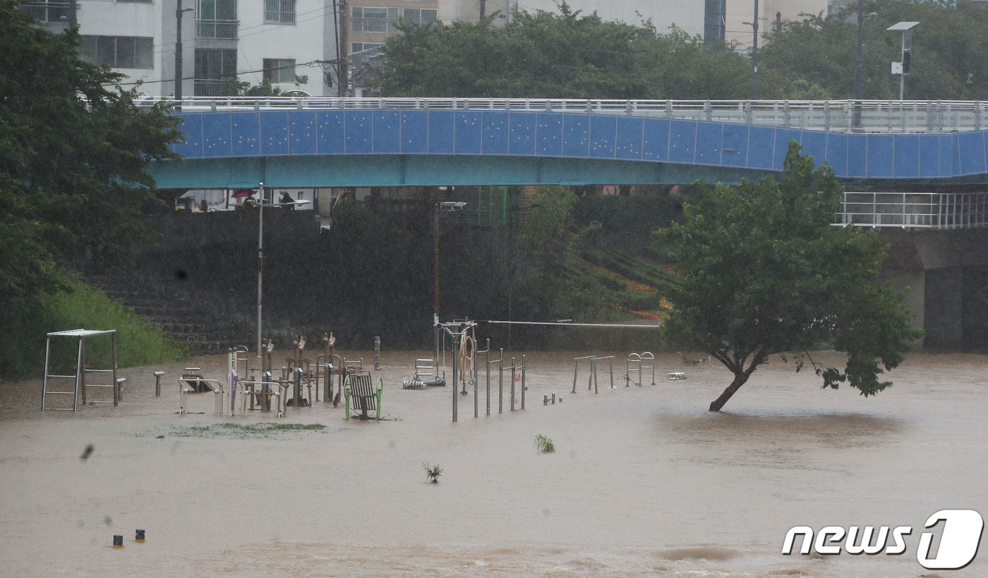 (부산=뉴스1) 여주연 기자 = 호우주의보가 내린 6일 오전 부산 동래구 온천천산책로가 불어난 빗물에 잠겨있다. 2021.7.6/뉴스1