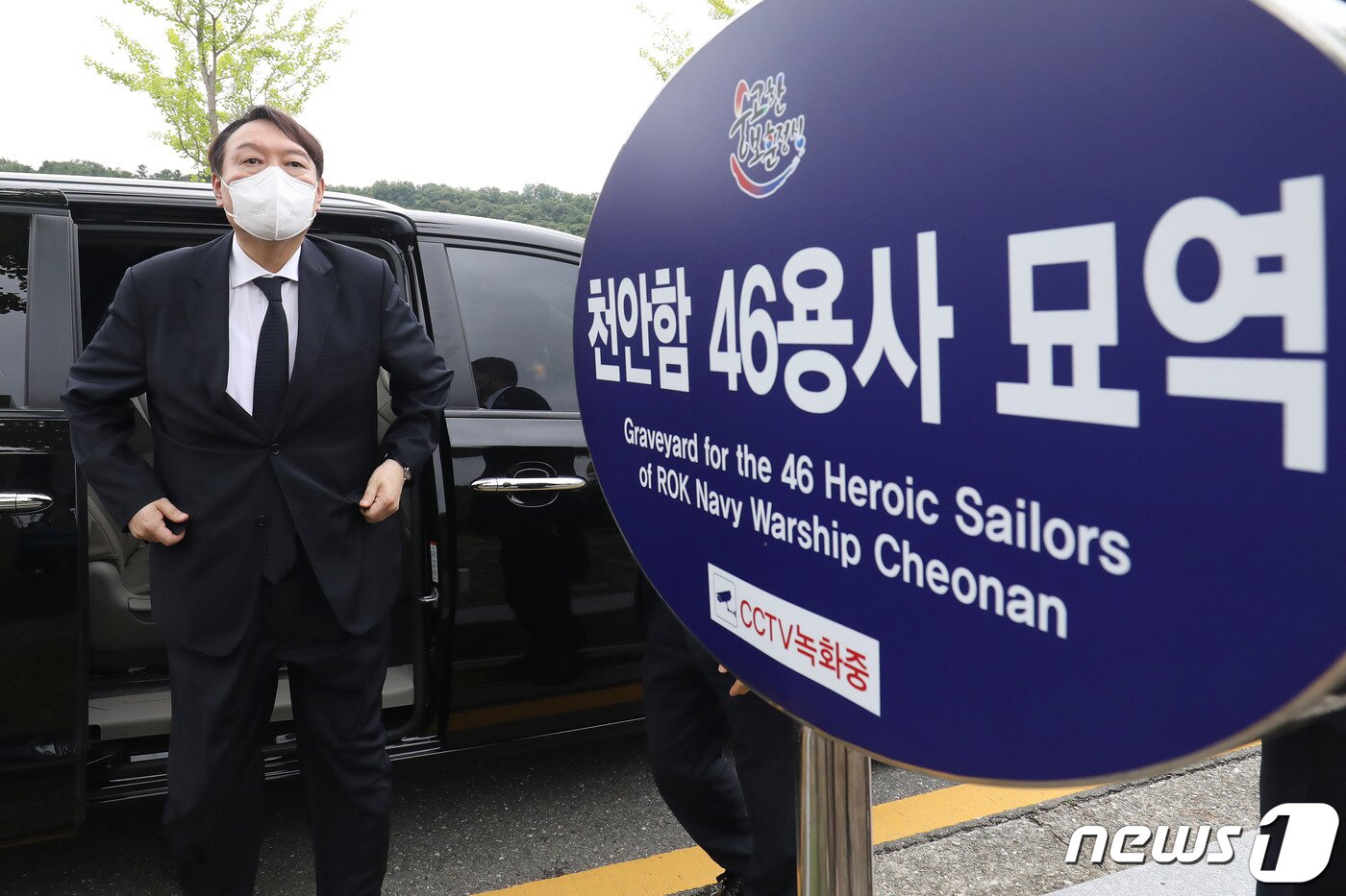 본문 이미지 - 대선 출마를 선언한 윤석열 전 검찰총장이 6일 오전 대전 유성구 국립대전현충원에서 천안함 46용사 묘역을 참배하기 위해 이동하고 있다. 김기태 기자