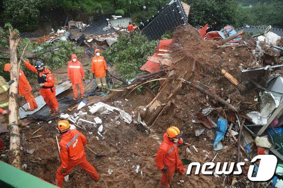 물폭탄 맞았는데 폭우는 계속…전국 곳곳 산사태 위험 '비상' - Vimarsana News