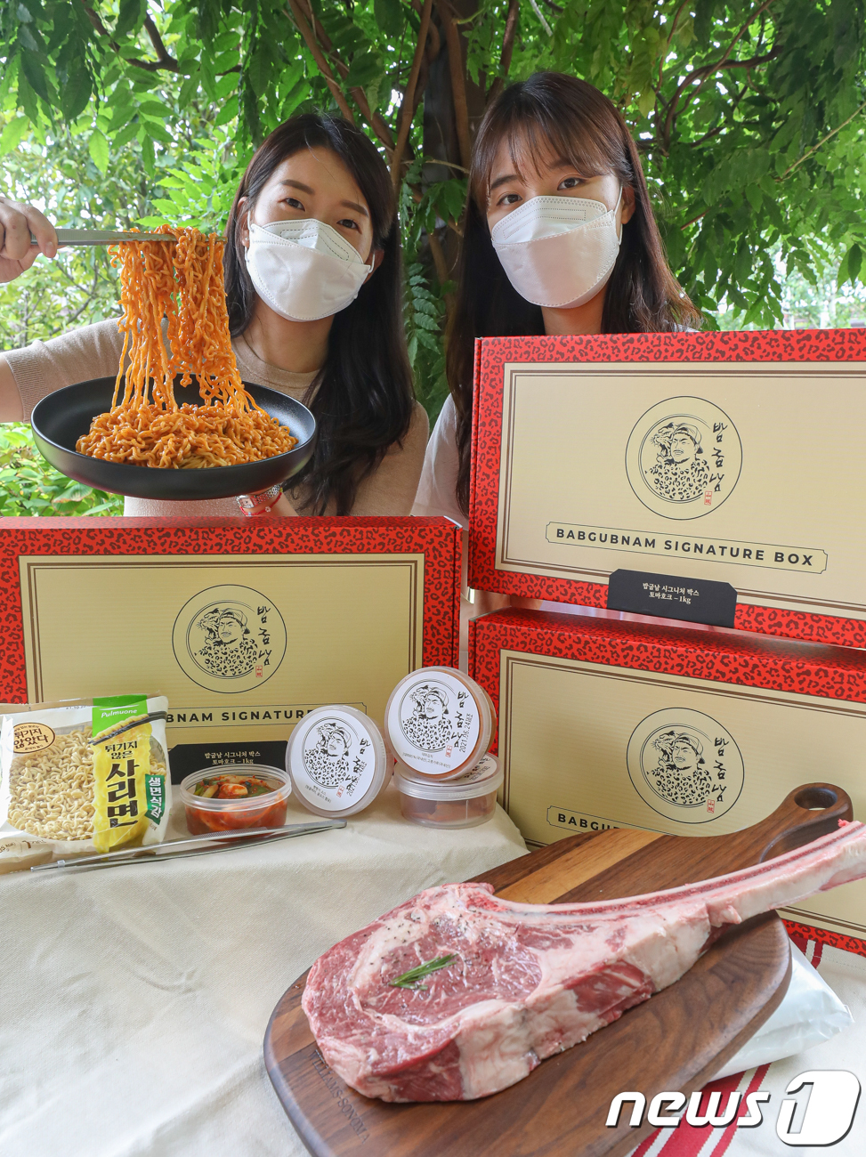 (서울=뉴스1) = 6일 오전 서울 강남구 현대백화점 압구정본점에서 직원들이 '밥굽남 시그니처 박스'를 소개하고 있다.현대백화점이 운영하는 식품 전문 온라인몰 '현대식품관 투홈'은 …