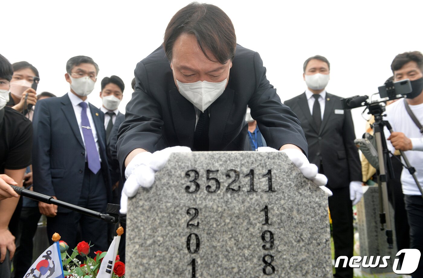 본문 이미지 - 윤석열 전 검찰총장이 지난 6일 오전 대전 유성구 국립대전현충원에서 천안함46용사 묘역을 찾아 참배한 뒤 묘비를 어루만지고 있다. ⓒ News1 김기태 기자