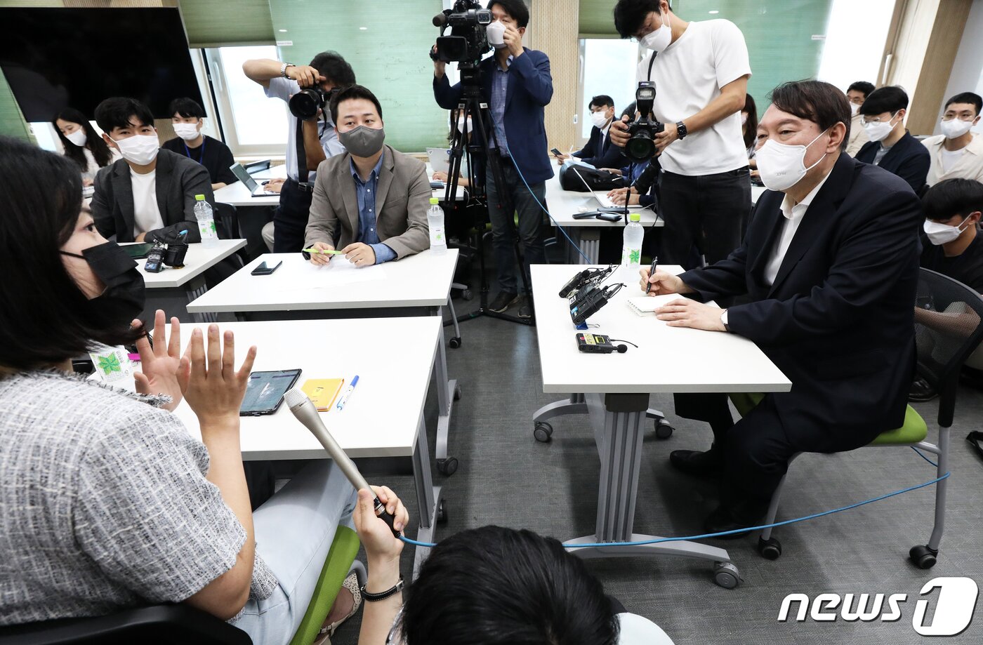본문 이미지 - 야권 유력 대선주자인 윤석열 전 검찰총장이 6일 오후 대전 유성구 한국과학기술원(KAIST)에서 열린 '탈원전 반대 2030 의견청취' 간담회에서 김지희 한국원자력연구원 노조 대외협력부장의 발언을 경청하고 있다. 윤 전 총장은 현 정부의 탈원전 정책을 비판하는 이날 간담회를 시작으로 ‘윤석열이 듣습니다' 전국 순회 민생 행보에 본격 돌입했다. 오대일 기자