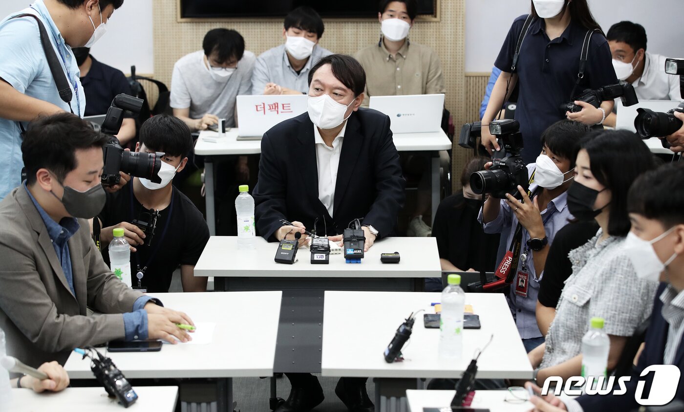 본문 이미지 - 야권 유력 대선주자인 윤석열 전 검찰총장이 6일 오후 대전 유성구 한국과학기술원(KAIST)에서 열린 '탈원전 반대 2030 의견청취' 간담회에서 원자핵공학과 석·박사 과정 학생들과 대화를 나누고 있다. ⓒ News1 오대일 기자