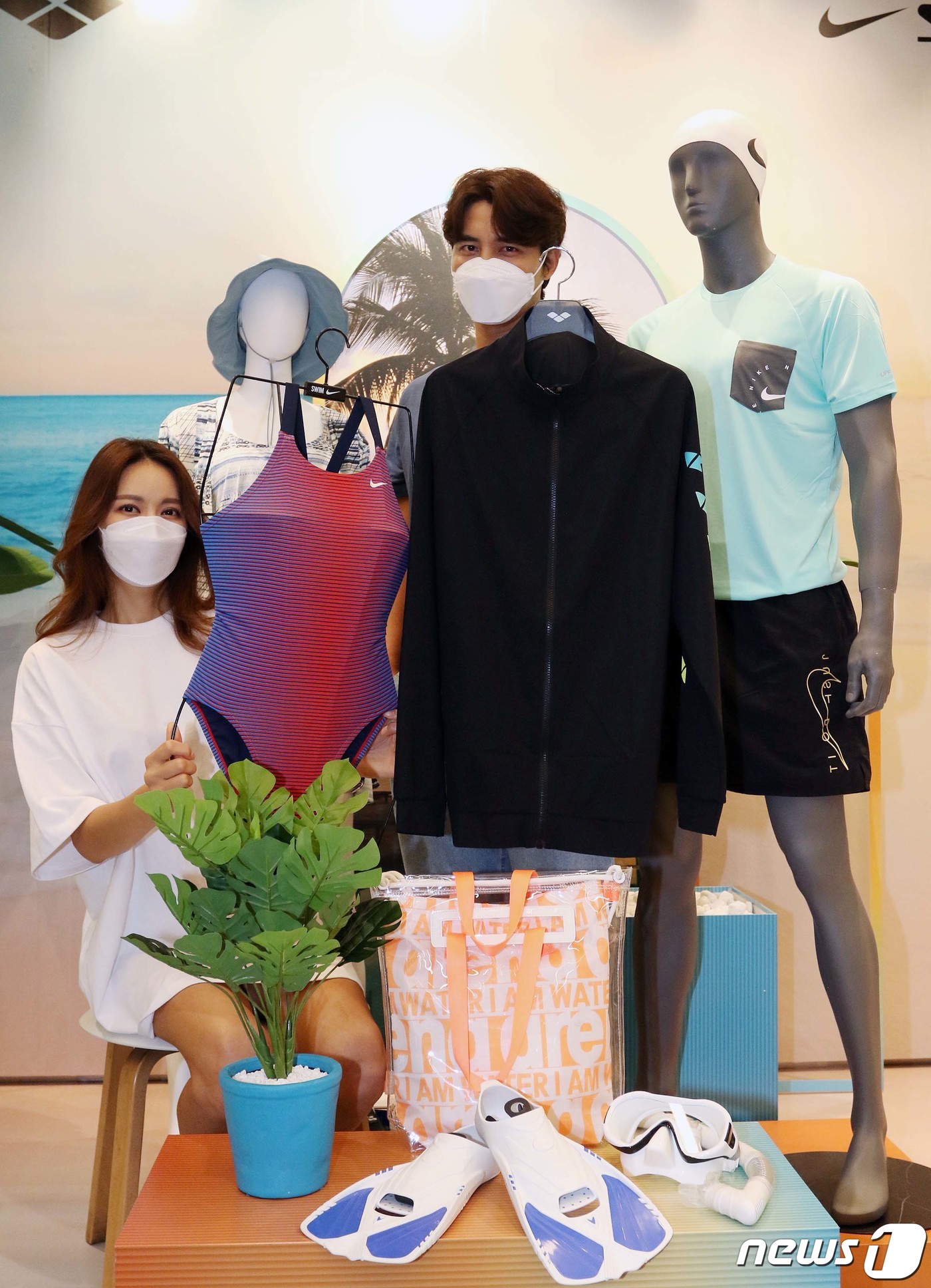 (서울=뉴스1) = 6일 서울 신세계백화점 강남점에서 모델들이 다양한 수영복을 선보이고 있다.신세계백화점 강남점은 7월 한 달간 8층에서 나이키, 아레나 등 인기 수영복 브랜드의 …