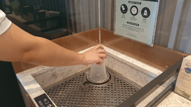 본문 이미지 - 스타벅스 제주서해안로DT점에서 고객이 리유저블컵 반납 전 세척하는 모습. 2021.07.06/ 뉴스1 ⓒ 뉴스1 이비슬 기자