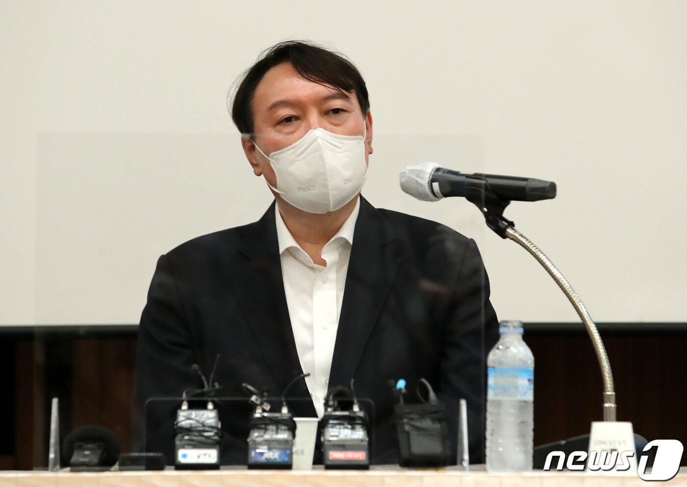 본문 이미지 - 윤석열 전 검찰총장이 지난 6일 대전 유성구 라도무스아트센터에서 대전지역 기자들과 간담회를 갖고 있다. ⓒNews1 김기태 기자